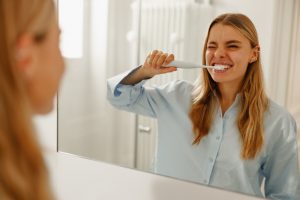 daily oral hygiene routine for adults including brushing and flossing